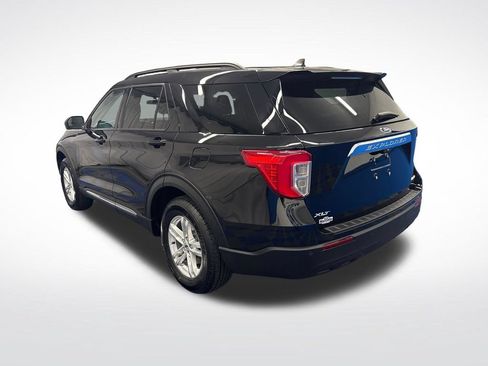 Used 2023 Ford Explorer XLT AWD/4WD image 3