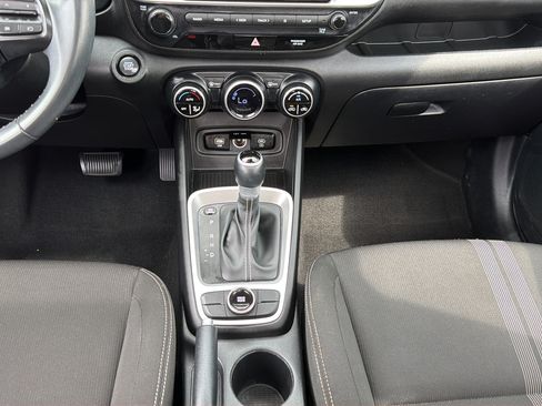 Used 2024 Hyundai Venue SEL FWD image 16