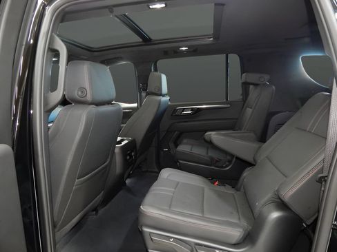 Used 2025 Chevrolet Suburban RST w/ Comfort Package AWD/4WD image 21