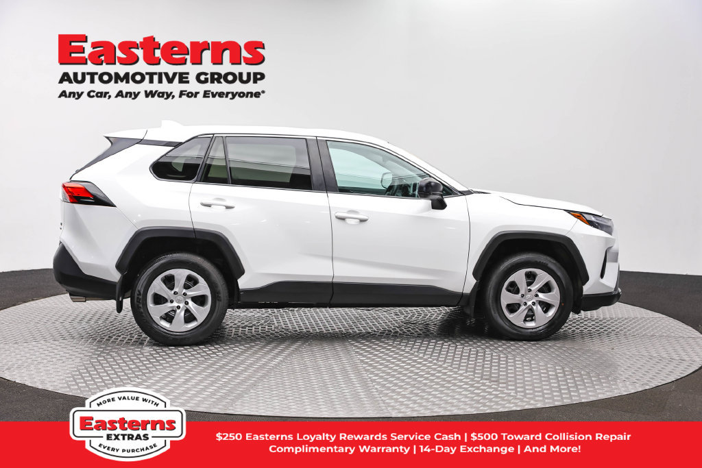 Used 2023 Toyota RAV4 LE AWD/4WD image 5