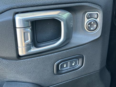 Used 2021 Jeep Gladiator Overland AWD/4WD image 12