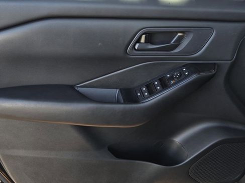 Used 2025 Nissan Rogue S image 16