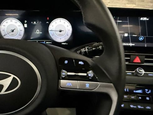 Used 2025 Hyundai Elantra SEL image 17