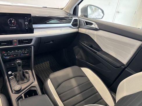 Used 2025 Volkswagen Taos SEL image 14