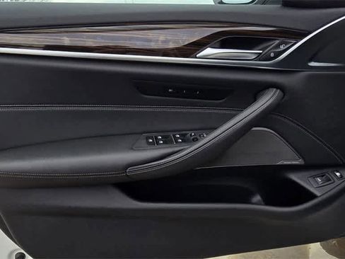 Used 2022 BMW 530e w/ Premium Package image 16