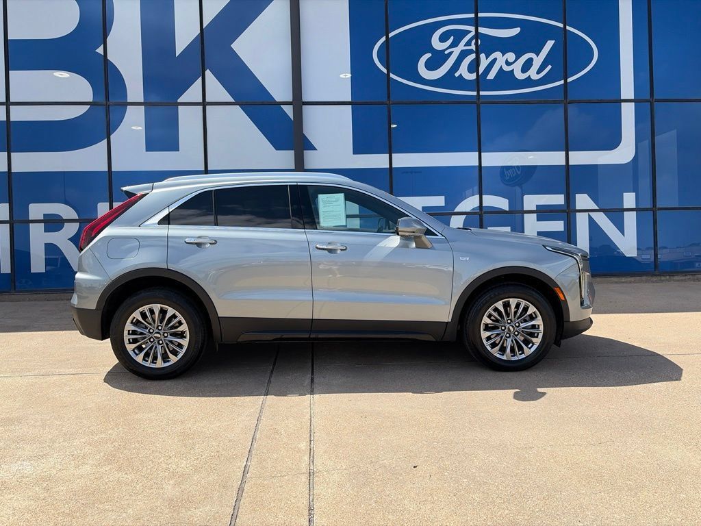 Used 2025 Cadillac XT4 Premium Luxury FWD image 8