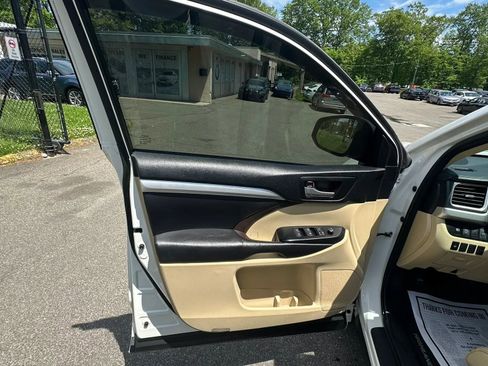 Used 2018 Toyota Highlander XLE AWD/4WD image 25