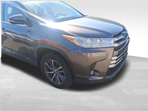 Used 2018 Toyota Highlander XLE AWD/4WD image 3