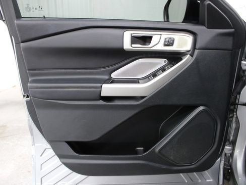 Used 2023 Ford Explorer Limited w/ Limited Technology Package RWD image 18
