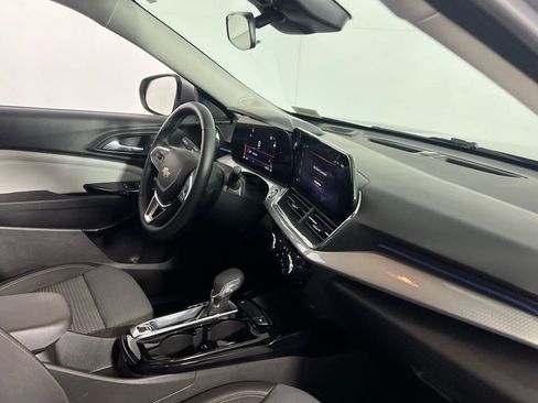 Used 2025 Chevrolet Trax LT w/ LT Convenience Package image 34