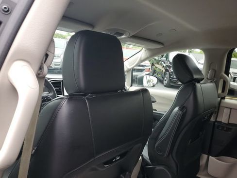Used 2023 Chrysler Pacifica Touring-L FWD image 11