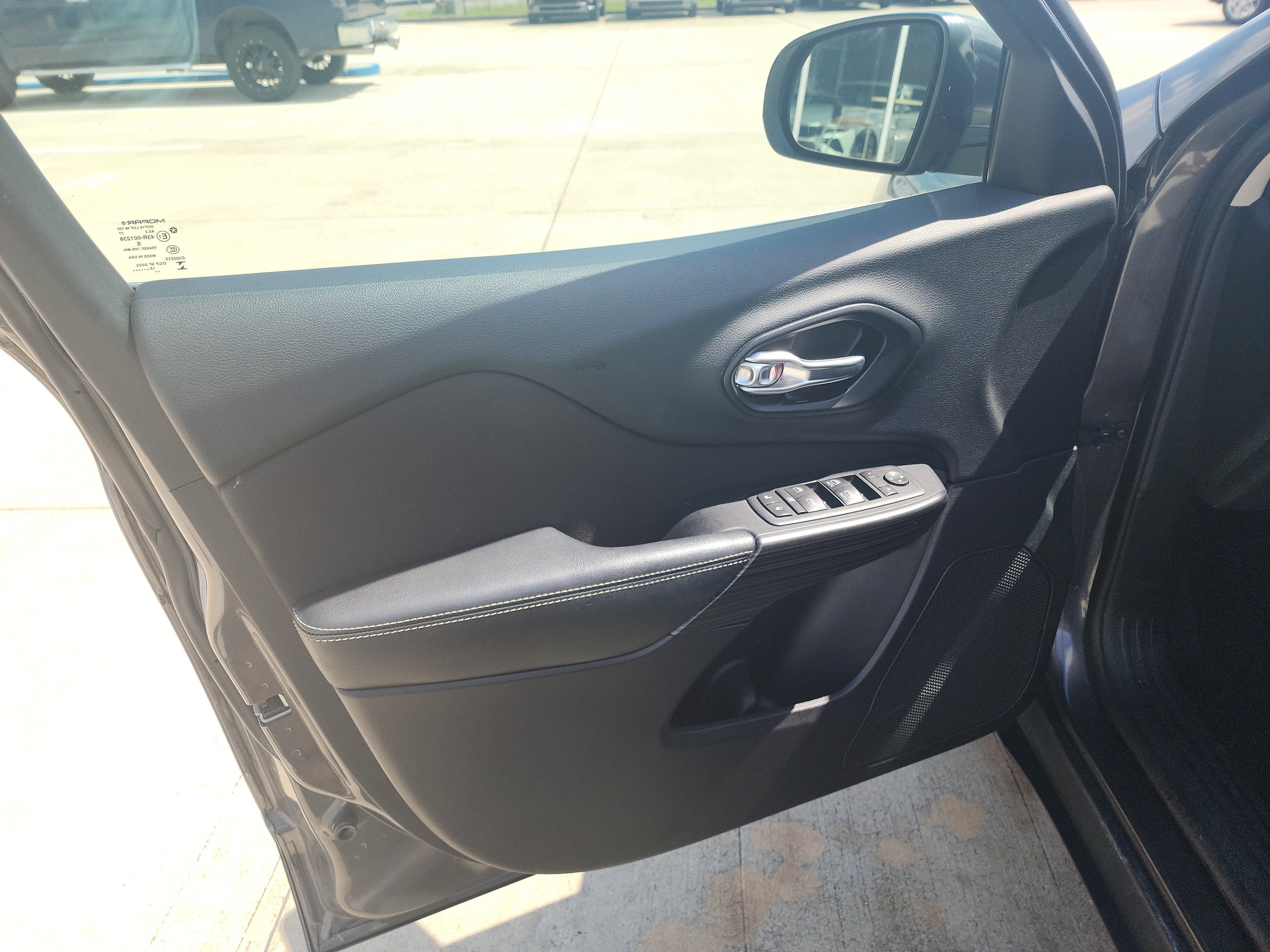 Used 2016 Jeep Cherokee Latitude w/ Comfort & Sound Group FWD image 19