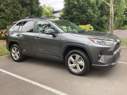 Used 2021 Toyota RAV4 XLE Premium AWD/4WD image 9