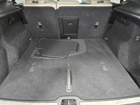 Used 2024 Volvo XC40 B5 Plus image 45