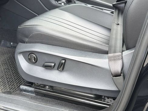 Certified 2023 Volkswagen Tiguan SE FWD image 33