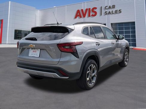 Used 2025 Chevrolet Trax LT w/ LT Convenience Package FWD image 5