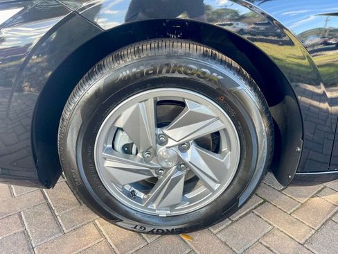 Used 2025 Hyundai Elantra SE image 9