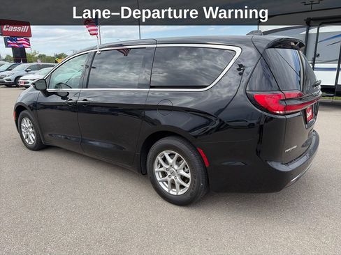 Used 2024 Chrysler Pacifica Touring-L FWD image 3