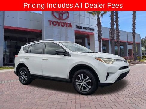 Used 2018 Toyota RAV4 LE FWD image 1