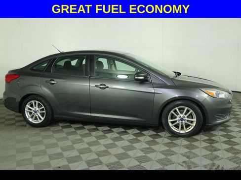 Used 2015 Ford Focus SE FWD image 2