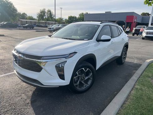 Used 2025 Chevrolet Trax LT w/ LT Convenience Package FWD image 9