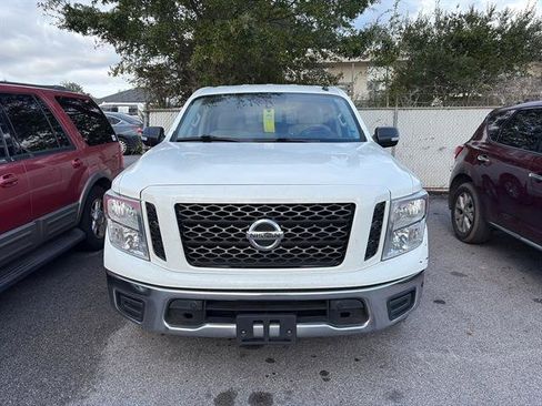 Used 2019 Nissan Titan SV w/ SV Convenience Package image 2