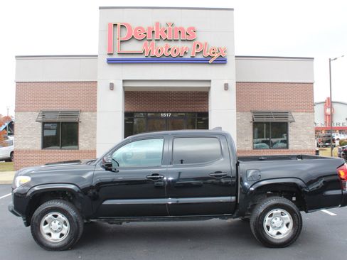 Used 2020 Toyota Tacoma SR image 9