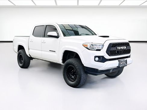 Used 2020 Toyota Tacoma TRD Sport w/ Technology Package AWD/4WD image 3