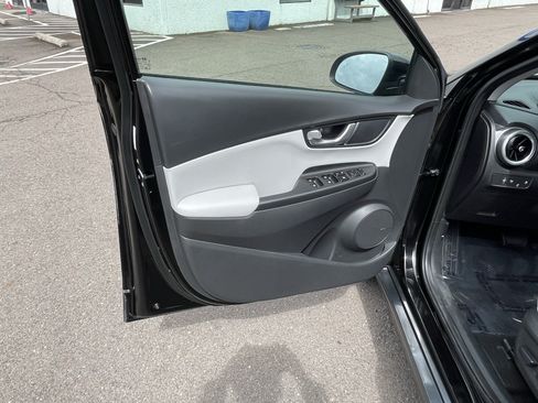 Certified 2023 Hyundai Kona Limited FWD image 17