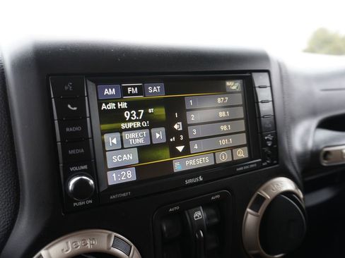 Used 2017 Jeep Wrangler Unlimited Sahara image 16