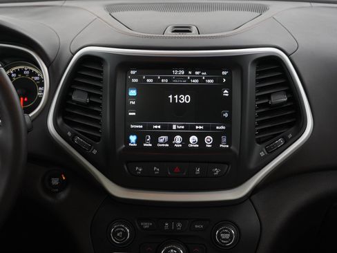 Used 2016 Jeep Cherokee Overland w/ Technology Group AWD/4WD image 15