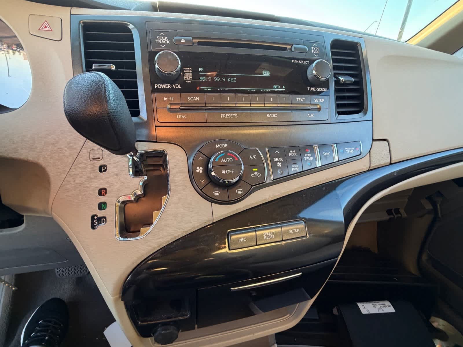 Used 2013 Toyota Sienna LE w/ Towing Pkg FWD image 13