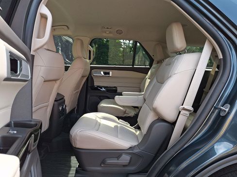 Used 2022 Ford Explorer Platinum w/ Equipment Group 601A AWD/4WD image 10