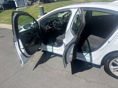 Used 2017 Chevrolet Cruze LT FWD image 6