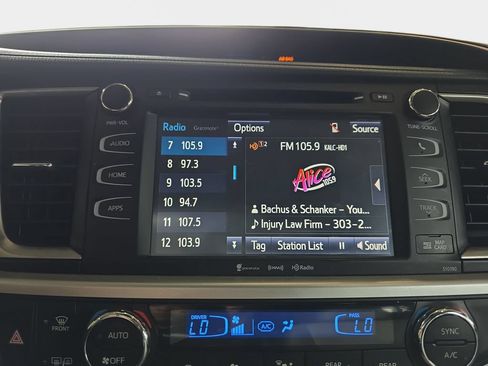 Used 2019 Toyota Highlander XLE w/ Carpet Mat Package (TMS) AWD/4WD image 24