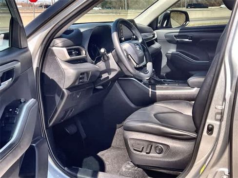 Used 2020 Toyota Highlander XLE image 3
