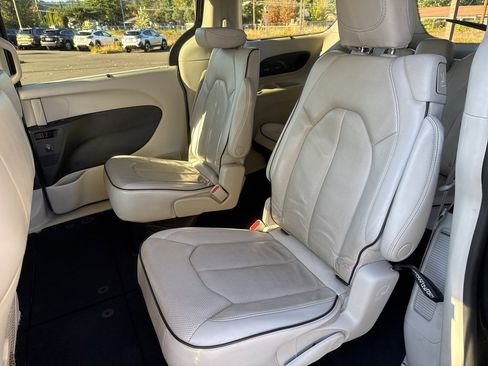 Used 2021 Chrysler Pacifica Limited w/ Premium & Safety Sphere Group image 16
