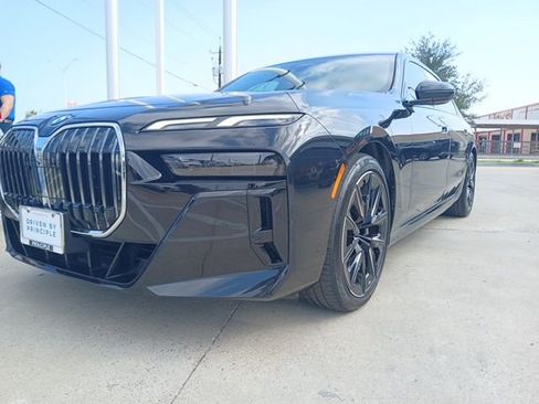 Used 2024 BMW 760i xDrive w/ Premium Package 2 AWD/4WD image 3