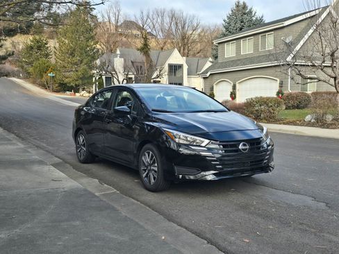 Used 2025 Nissan Versa SV image 3