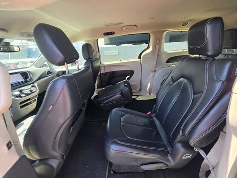 Used 2022 Chrysler Pacifica Touring-L FWD image 9