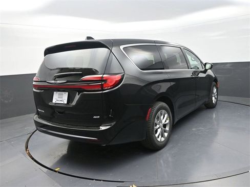 New 2026 Chrysler Pacifica Select image 7