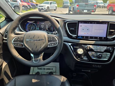 Used 2025 Chrysler Pacifica Select AWD/4WD image 18
