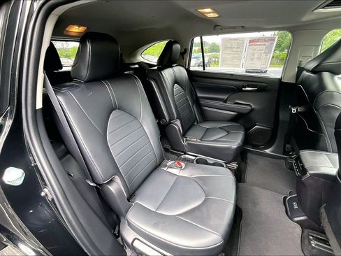 Used 2022 Toyota Highlander XLE AWD/4WD image 26
