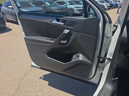 Used 2022 Volkswagen Tiguan SE w/ Panoramic Sunroof Package FWD image 13