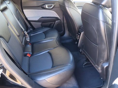 Used 2025 Jeep Compass Latitude AWD/4WD image 17