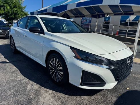 Used 2025 Nissan Altima 2.5 SV FWD image 7