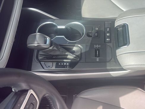 Used 2022 Toyota Highlander XLE AWD/4WD image 15