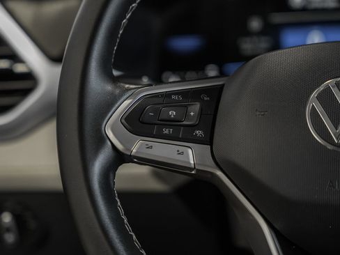 Used 2025 Volkswagen Taos SE w/ Panoramic Sunroof Package image 34