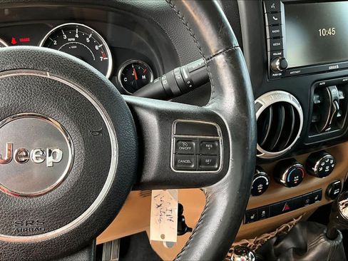 Used 2014 Jeep Wrangler Unlimited Sahara w/ Connectivity Group AWD/4WD image 18