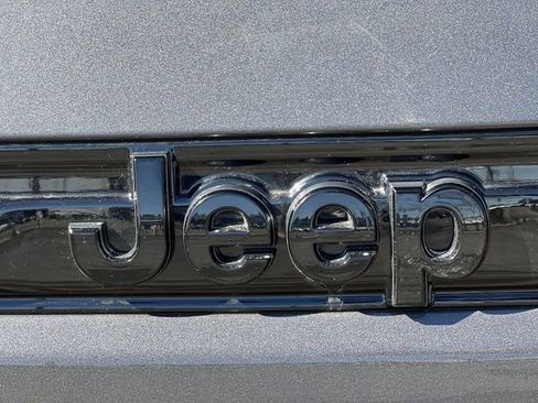 Used 2023 Jeep Grand Cherokee Altitude image 11